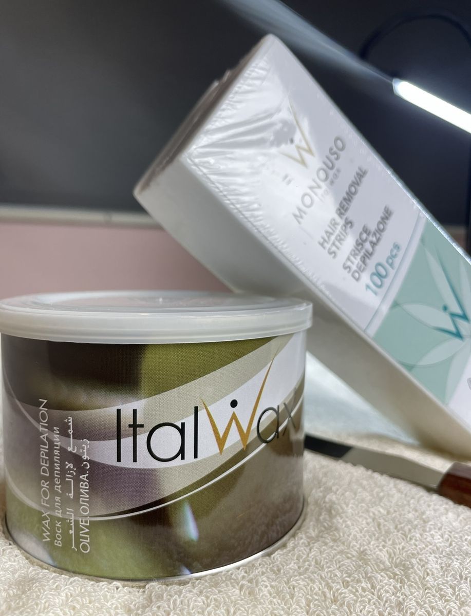Een blik Italwax en een doos wasstrips onder de lamp in de studio