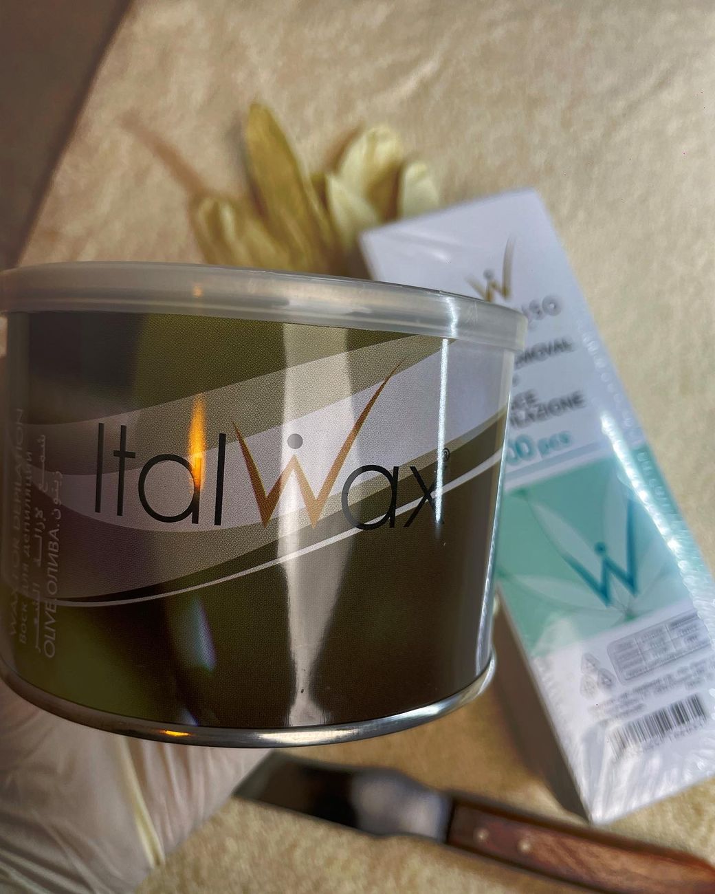 Handschoenen, een spatel, wasstrips en een blik Italwax klaar voor de behandeling